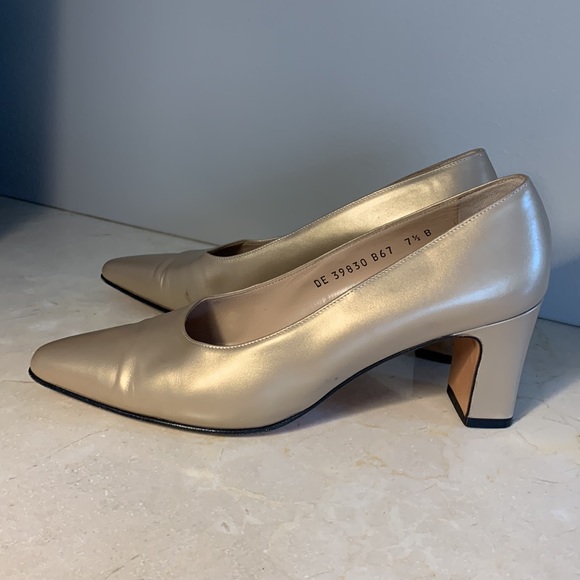 SOLD. Vintage Soft Gold Ferragamo Heels - Picture 5 of 6